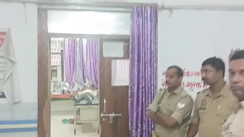 घोसी: घोसी इलाके में पुलिस और बदमाश के बीच हुई मुठभेड़, बदमाश के पैर में लगी गोली