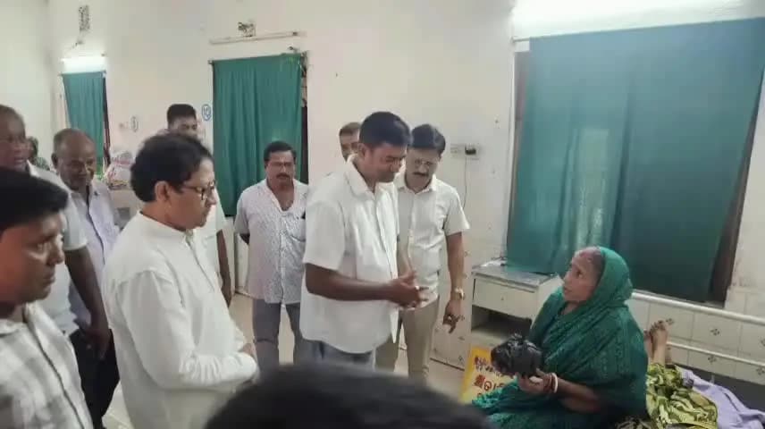 ଭୋଗରାଇ: ଭୋଗରାଇ ର ପୂର୍ବତନ ମନ୍ତ୍ରୀ ଓ ବିଧାୟକଙ୍କ ଜୟନ୍ତୀ ଅବସରରେ ତରଫରୁ ଜଳେଶ୍ୱରପୁର ଗୋଷ୍ଠୀ ସ୍ୱାସ୍ଥ୍ୟ କେନ୍ଦ୍ରରେ ଚିକିତ୍ସିତ ରୋଗୀମାନଙ୍କୁ ଫଳ