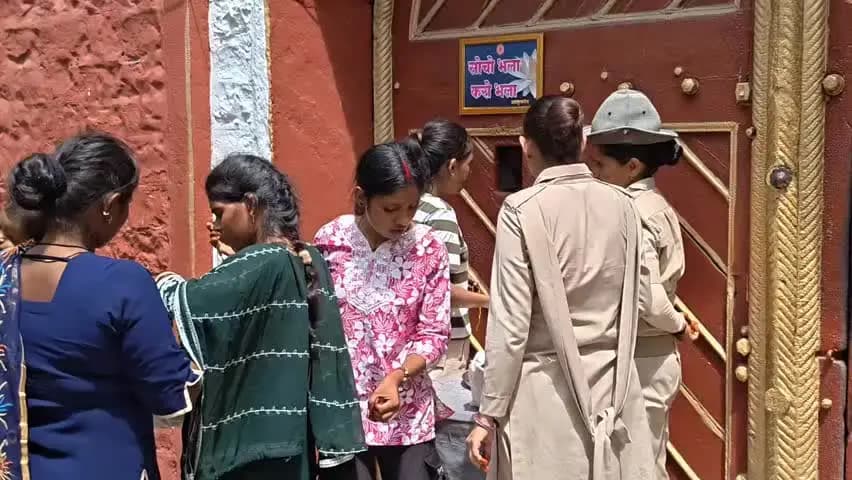 लाडपुरा: कोटा सेंट्रल जेल में रक्षाबंधन पर बहनों के आंसू छलके, भाई की कलाई पर राखी बांधते हुए बोलीं- 'ऐसा दिन फिर न आए'