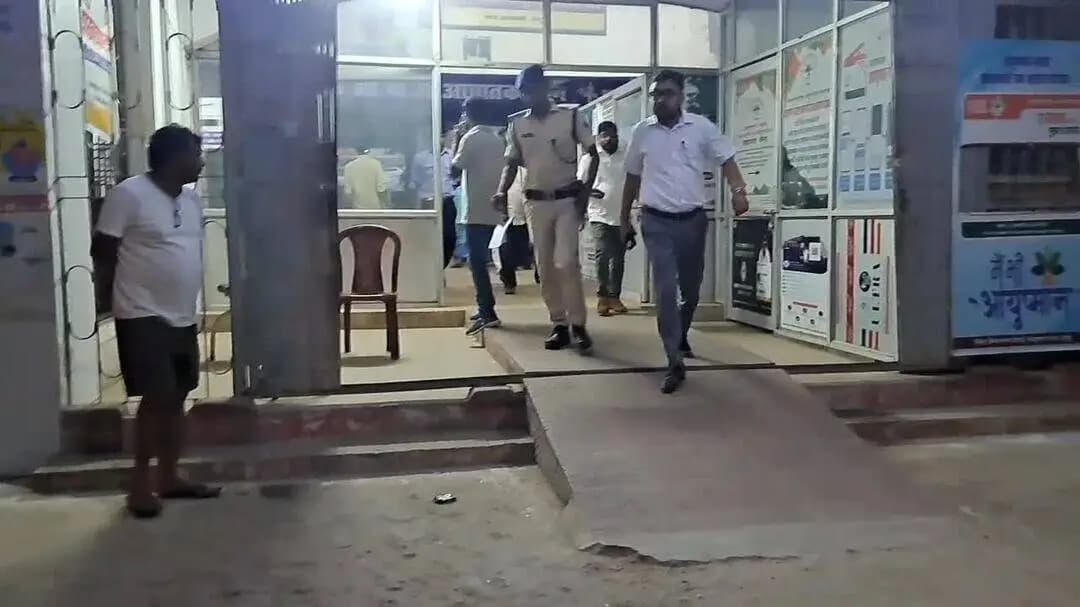जमुई: SDO के निरीक्षण में CSC सेंटर में मिले कई संदिग्ध जमीन के कागजात और लेनदेन के चैट, पूछताछ में ख़ैरा RO की बिगड़ी तबियत
