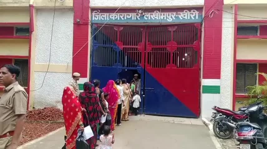 लखीमपुर: जिला कारागार में रक्षाबंधन पर भाइयों को राखी बांधने पहुंचीं बहनें, तिलक लगाकर बांधी राखी और अपराध न करने की दिलाई सीख