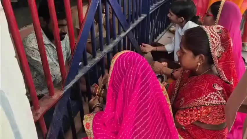 अजमेर: रक्षाबंधन पर अजमेर जेल में छलके आंसू, बहनों ने भाइयों को बांधी राखी और अपराध से दूर रहने की दिलाई कसम