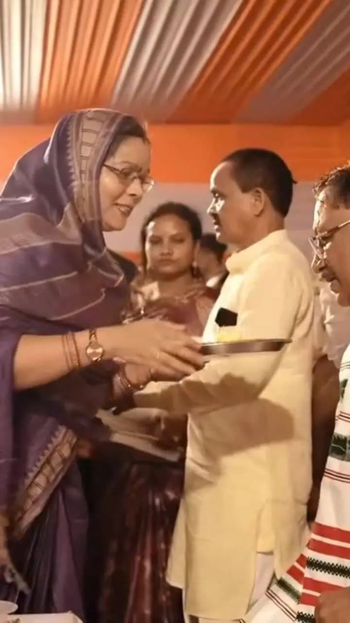 रक्षाबंधन के पावन पर्व पर छत्तीसगढ़ की समस्त बहनों को हार्दिक बधाई एवं शुभकामनाएं।
भाई-बहन के इस पवित्र रिश्ते में स्नेह के साथ विश्वास और जिम्मेदारी भी जुड़ी होती है। मुख्यमंत्री श्री विष्णु देव साय ने इसी आत्मीय भाव को जनकल्याण की नीतियों में साकार करते हुए बहनों के सम्मान, सुविधा और आर्थिक सशक्तिकरण को प्राथमिकता दी है।
महिलाओं के जीवन को आसान बनाने से लेकर उनके सपनों को नई उड़ान देने तक, सुशासन सरकार की योजनाएं बहनों के जीवन में सकारात्मक बदलाव का आधार बन रही हैं। यही आत्मीय जुड़ाव है कि, छत्तीसगढ़ की लाखों बहनें मुख्यमंत्री श्री साय को अपने ‘विष्णु भैया’ के रूप में स्नेह देती हैं।
बहनों का सशक्तीकरण और सम्मान सुशासन सरकार की पहचान।
#RakshaBandhan2026 #HappyRakshaBandhan #WomenEmpowerment #NariShakti #Chhattisgarh Sushasansarkar