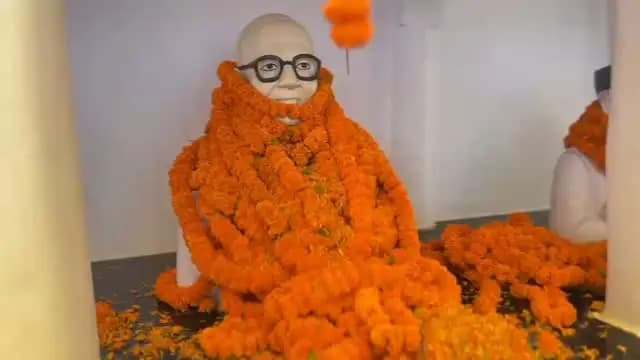 🌼 लोकरत्न उपेन्द्र नाथ वर्मा की 15वीं राजकीय पुण्यतिथि पर भावपूर्ण श्रद्धांजलि
आज लोकरत्न स्व. उपेन्द्र नाथ वर्मा की 15वीं राजकीय पुण्यतिथि के अवसर पर माननीय सांसद, जहानाबाद श्री सुरेन्द्र प्रसाद, जिला पदाधिकारी, जहानाबाद श्रीमती छिरिङ वाई भूटिया, माननीय विधायक, मखदुमपुर श्री सुवेदार दास सहित जनप्रतिनिधियों एवं पदाधिकारियों ने उनकी प्रतिमा पर माल्यार्पण कर श्रद्धांजलि अर्पित की।
माननीय सांसद एवं जिला पदाधिकारी ने कहा कि लोकरत्न उपेन्द्र नाथ वर्मा एक युगपुरुष, प्रखर समाजवादी नेता, किसान हितैषी, शिक्षाविद् एवं कुशल संगठनकर्ता थे। उनका संपूर्ण जीवन समाज के कमजोर एवं वंचित वर्गों, किसानों और शिक्षा के विकास के लिए समर्पित रहा।
विधायक से लेकर केंद्रीय ग्रामीण विकास मंत्री तक विभिन्न महत्वपूर्ण दायित्वों का निर्वहन करते हुए उन्होंने जनकल्याण, किसान हित एवं शिक्षा के क्षेत्र में अमिट योगदान दिया।
🙏 लोकरत्न स्व. उपेन्द्र नाथ