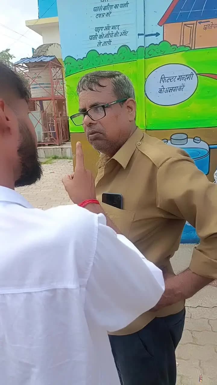 🚨 बीस्वां बस स्टैंड पर हंगामा! 🚨
🚌 ड्राइवर पर यात्रियों से गाली-गलौज का आरोप, बस में हुआ विवाद
रक्षाबंधन के मौके पर ब