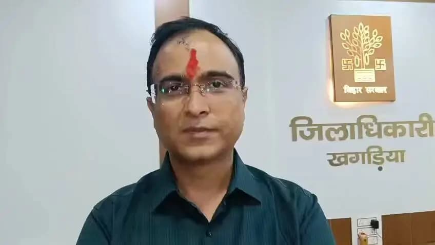 रक्षाबंधन के पावन अवसर पर गरिमा गृह, पटना से ट्रांसजेंडर समुदाय की बहनें जिलाधिकारी, खगड़िया श्री विक्रम विरकर को रक्षासूत्र बांधने पहुंचे। यह अवसर केवल एक पर्व का उत्सव नहीं, बल्कि विश्वास, अपनत्व, सम्मान और सामाजिक समरसता के भाव का सुंदर उदाहरण बना।
इस अवसर पर जिलाधिकारी ने कहा कि रक्षाबंधन का वास्तविक अर्थ केवल बहनों की सुरक्षा तक सीमित नहीं है। यह समाज के प्रत्येक व्यक्ति और प्रत्येक समुदाय की सुरक्षा, सम्मान एवं अधिकारों की रक्षा के संकल्प का पर्व है। इसी भावना के अनुरूप जिला प्रशासन द्वारा ट्रांसजेंडर समुदाय के लोगों के सम्मान, सुरक्षा एवं उनके अधिकारों के लिए भी संवेदनशीलता के साथ प्रयास किए जा रहे हैं।
ट्रांसजेंडर समुदाय के सदस्यों ने भी इस अवसर पर अपनी भावनाएं साझा करते हुए कहा कि “जब कई जगहों पर हमारे लिए घरों के दरवाजे बंद हो गए थे, तब जिलाधिकारी महोदय ने हमारे लिए सम्मान और अपनत्व का एक ऐसा दरवाजा खोला, जहाँ हमें भी बराबरी के साथ स्वीकार किए जाने का एहसास हुआ। वे हमारे समुदाय के बारे में भी सोचते हैं और हमारी सुरक्षा एवं सम्मान की चिंता करते हैं।”
उन्होंने बताया कि वे प्रत्येक वर्ष रक्षाबंधन के अवसर पर, चाहे वे कहीं भी हों, जिलाधिकारी को रक्षासूत्र बांधने के लिए पहुंचते हैं। यह आत्मीय परंपरा समय के साथ विश्वास और स्नेह के एक ऐसे रिश्ते में बदल गई है, जो समाज में समानता और समावेश की भावना को मजबूत करती है।
रक्षाबंधन केवल एक धागे का बंधन नहीं, बल्कि यह विश्वास दिलाने का संकल्प है कि समाज में कोई भी व्यक्ति अकेला नहीं है—हर व्यक्ति की सुरक्षा, सम्मान और गरिमा समान रूप से महत्वपूर्ण है।