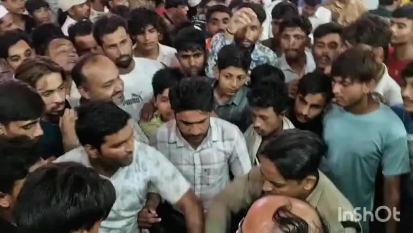 रूड़की: पिरान कलियर में अकेले पुलिसकर्मी को देखकर भीड़ ने घेरा, पुलिस को चलानी पड़ी लाठियां, वीडियो हुआ वायरल