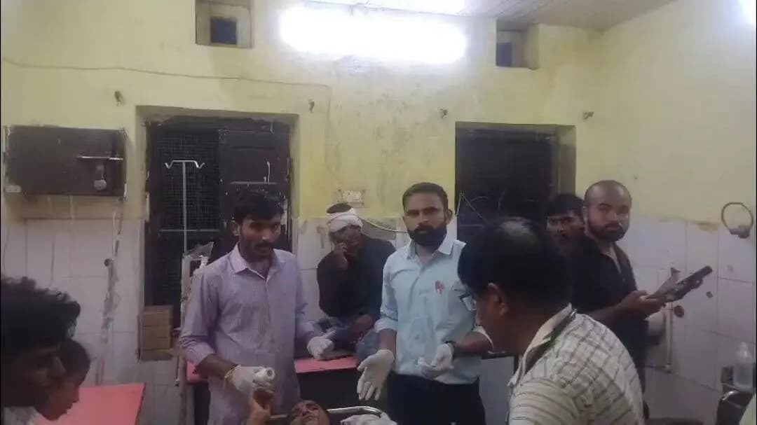 केशोरायपाटन: बाझडली फाटक के नजदीक मैजिक और ऑटो में आमने-सामने हुई भिड़ंत में 7 लोग गंभीर घायल, प्राथमिक उपचार के बाद किया कोटा रेफर