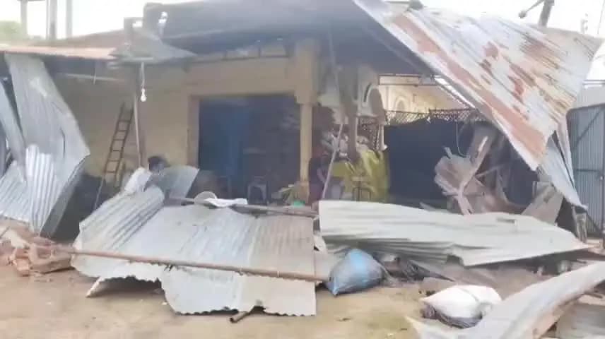 महोबा: नवीन गल्ला मंडी में बिना सूचना दुकानों के टीनशेड तोड़े गए, छोटे व्यापारियों में आक्रोश