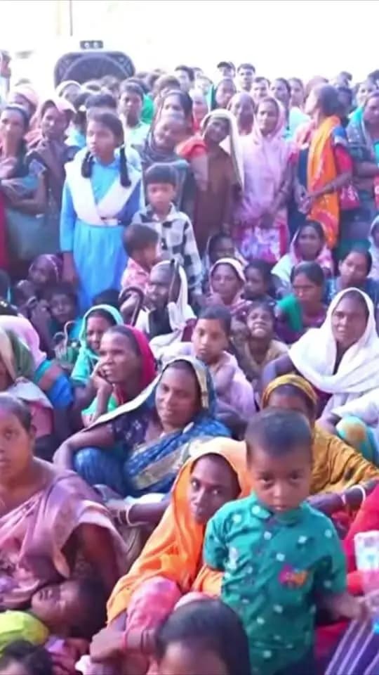 राखी तिहार - भाई-बहिनी के पवित्र स्नेह अउ विश्वास के तिहार हे
ये दिन हर बहिनी अपन भाई के कलाई म राखी बांध के सुरक्षा के वचन लेथे, अउ भाई मन अपन बहिनी के हर सुख-दुख म साथ निभाय के संकल्प करथें।
जम्मो बहिनी-दीदी मन ला राखी तिहार के गाड़ा-गाड़ा बधाई अउ शुभकामना।
#RakshaBandhan #RakhiTihar #MahilaSashaktikaran #MahatariVandan #LakhpatiDidi #SushasanSarkar
हमारे व्हॉट्सऐप चैनल से जुड़ने के लिए लिंक पर क्लिक करें...
https://whatsapp.com/channel/0029VbBdXyRJf05ivBgauG3V
@vishnudsai
@ChhattisgarhCMO
