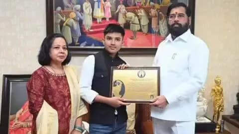 कुर्ला: ठाणे येथे उपमुख्यमंत्री एकनाथ शिंदे यांची ‘आधार दिव्यांग वेलनेस सेंटर’च्या विशेष मुलांना भेट