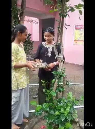 🌱🌸 **रक्षाबंधन पर पर्यावरण संरक्षण का संदेश** 🌸🌴
छात्राओं द्वारा **पर्यावरण-अनुकूल राखियाँ** बनाई गईं तथा प्रकृति एवं पर्यावरण संरक्षण का संदेश देते हुए पेड़ों को राखी बाँधी गई। 🎀🌳
इस अभिनव पहल के माध्यम से **पेड़-पौधों की रक्षा और पर्यावरण संरक्षण** का संकल्प लिया गया। 💚
#रक्षाबंधन #पर्यावरण_अनुकूल_राखी #पर्यावरण_संरक्षण #प्रकृति_संरक्षण #GreenRakshaBandhan #SaveEnvironment