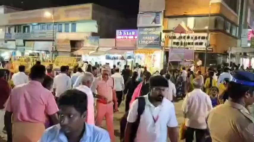 திருவண்ணாமலை: மாடவீதி மற்றும் கிரிவலப் பாதையில் உள்ளூர் வாசிகள் இருசக்கர வாகனங்களில் கடந்து செல்வதற்கு போலீசார் அனுமதி மறுத்ததால் பரபரப்பு