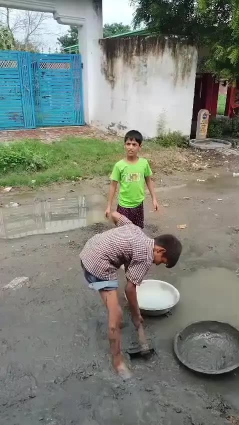 चंदौली के सिलौटा गांव में 20 वर्षों से जलजमाव, नदारद सफाईकर्मी और प्रधान ,मासूम बच्चों के द्वार चल रही सफाई #chandauli