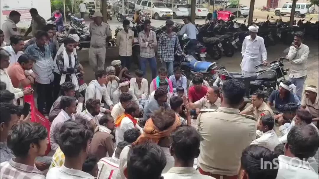प्रतापगढ़: मुआवजे की मांग पर अड़े परिजन, अस्पताल के बाहर एनएच-56 पर किया जाम