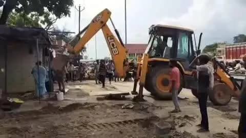 भदोही: भदोही में सरकारी टीम पर हमला, मां से बिछड़ी 4 वर्षीय बच्ची को पुलिस ने 2 घंटे में मिलाया