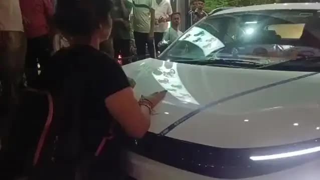 दीदी’ कहने पर भड़की युवती, कार के सामने खड़ी होकर 1 घंटे तक किया हाईवोल्टेज ड्रामा; देखे वीडियो