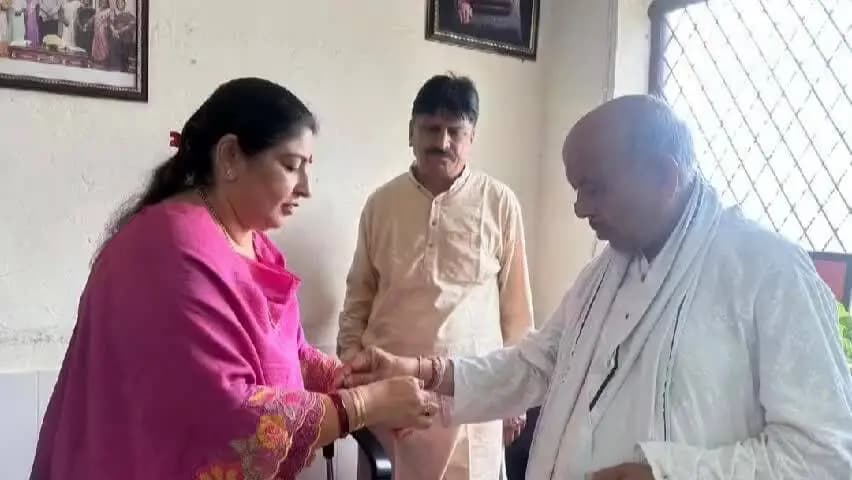 कालकाजी की निगम पार्षद योग्यता सिंह ने क्षेत्र के लोगों को राखी बांधकर मनाई रक्षाबंधन