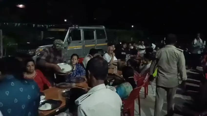 जिला प्रशासन, सीतामढ़ी द्वारा नेपाल से भारत सुरक्षित लाए गए सभी यात्रियों के लिए भोजन एवं अन्य आवश्यक व्यवस्थाएं सुनिश्चित की गई हैं। यात्रियों को भोजन कराया जा रहा है। इसके उपरांत उन्हें सुरक्षित रूप से उनके गंतव्य तक पहुंचाने की आवश्यक व्यवस्था की जाएगी।
Information & Public Relations Department, Government of Bihar
Disaster Management Department Govt. of Bihar