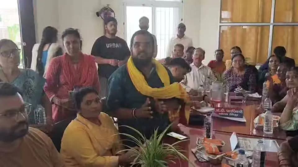 बिहार सरकार एवं जिला प्रशासन,सीतामढ़ी को जताया आभार।
बिहार सरकार के निर्देश एवं समन्वय में सीतामढ़ी जिला प्रशासन द्वारा त्वरित एवं प्रभावी कार्रवाई करते हुए नागपुर,महाराष्ट्र के सभी 106 तीर्थयात्रियों को नेपाल सीमा से सुरक्षित सीतामढ़ी लाया गया।
Information & Public Relations Department, Government of Bihar Disaster Management Department Govt. of Bihar