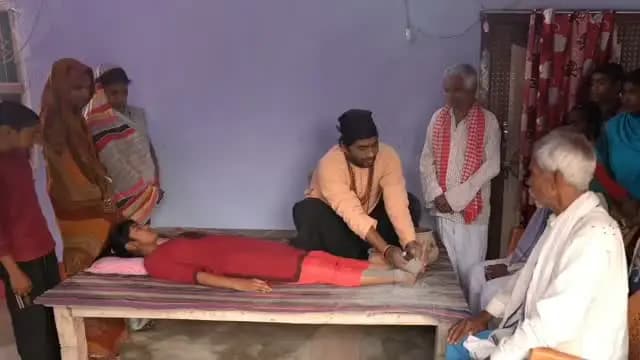 समाहरणालय पूर्णिया,
जनसंपर्क कार्यालय,
प्रेस विज्ञप्ति 1225,
दिनांक 28/08/2026,
==================
सर्पदंश (सांप के काटने) की स्थिति में झाड़-फूंक के अंधविश्वास से बचें, तुरंत नजदीकी सरकारी अस्पताल में एंटी-वेनम इंजेक्शन लगवाएं।
जिला प्रशासन एवं जिला आपदा प्रबंधन प्राधिकरण, पूर्णिया द्वारा जनहित में एक महत्वपूर्ण जागरूकता संदेश
आम नागरिकों से सर्पदंश की घटनाओं के दौरान पूरी तरह सतर्क रहने की अपील की गई।
सर्पदंश की स्थिति में किसी भी ओझा, गुणी या झाड़-फूंक करने वालों के चक्कर में पड़कर अपना कीमती समय बिल्कुल व्यर्थ न गंवाएं,
क्योंकि ऐसा अंधविश्वास पीड़ित के लिए जानलेवा साबित हो सकता है।
सांप के काटने का एकमात्र प्रामाणिक, वैज्ञानिक और जीवनरक्षक उपचार केवल 'एंटी-स्नेक वेनम' (ASV) इंजेक्शन है, जो जिले के सभी सरकारी अस्पतालों, सदर अस्पताल एवं प्राथमिक स्वास्थ्य केंद्रों (PHC) में पूरी तरह निःशुल्क उपलब्ध है।
विषैले सांप के काटने पर सामान्यतः दो स्पष्ट गह