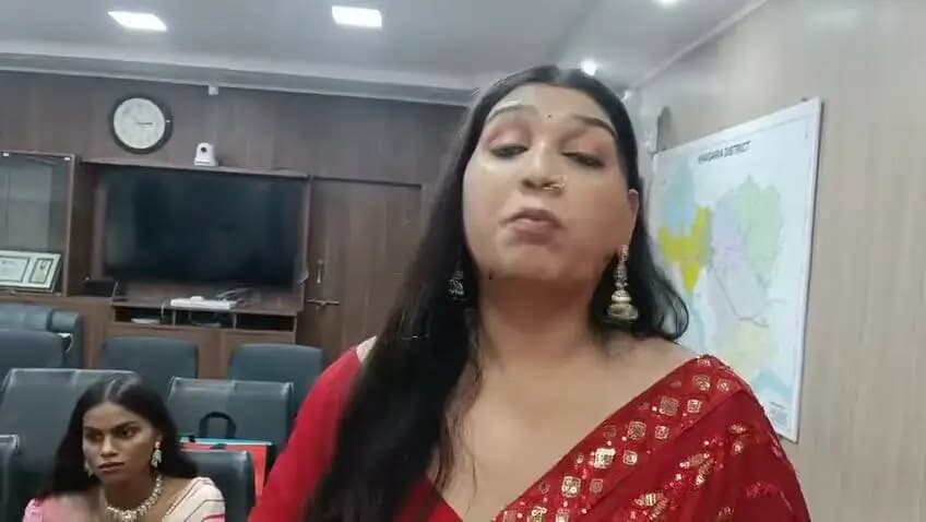 रक्षाबंधन के अवसर पर गरिमा गृह, पटना से ट्रांसजेंडर समुदाय की बहनें जिलाधिकारी, खगड़िया श्री विक्रम विरकर को रक्षासूत्र बांधने पहुंचीं। जिलाधिकारी ने कहा कि रक्षाबंधन केवल बहनों की सुरक्षा नहीं, बल्कि हर व्यक्ति और हर समुदाय की सुरक्षा, सम्मान एवं गरिमा का संकल्प है। बहनों ने कहा कि जब कई दरवाजे बंद हुए, तब जिलाधिकारी की संवेदनशीलता ने उन्हें सम्मान, अपनत्व और इस रिश्ते को महसूस करने का अवसर दिया।