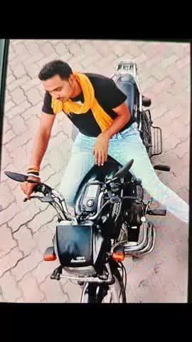 ये युवक bike लेके फरार होगया है जो भी इस व्यक्ति की पहचान बताएगा उसे 5000 रूपये का इनाम राशि मिलेगा , मो- 9631991848