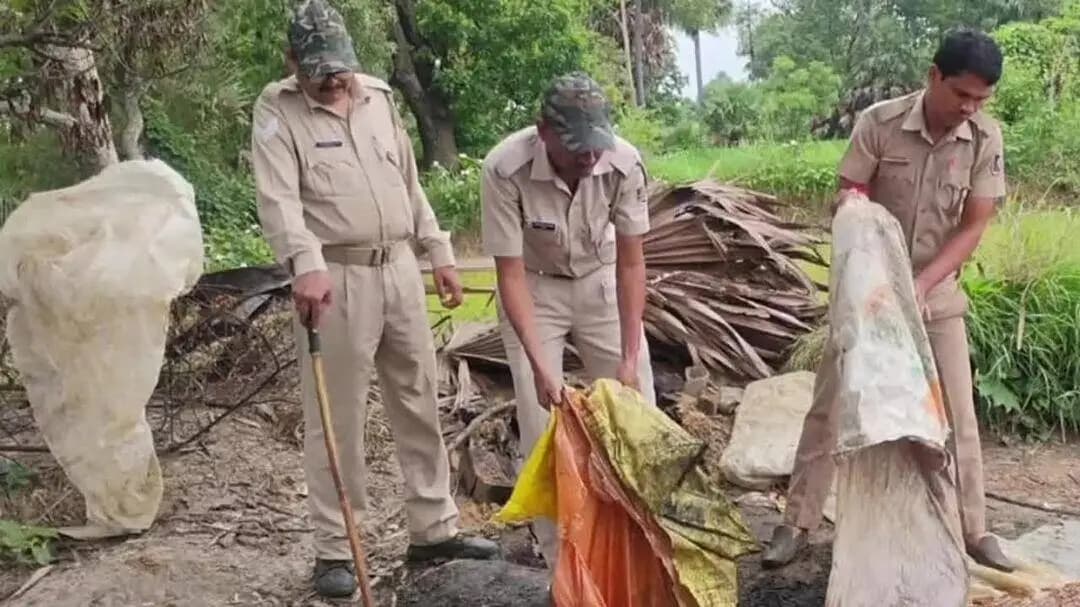 ଲଖନପୁର: ଅପରେସନ୍ ନେତ୍ର: ବାଲିଆମୁଣ୍ଡାରେ ଏକ୍ସାଇଜ୍ ବିଭାଗର ଚଢ଼ାଉ, ୭ କୁଇଣ୍ଟାଲ ମହୁଲ ପୋଚ ନଷ୍ଟ