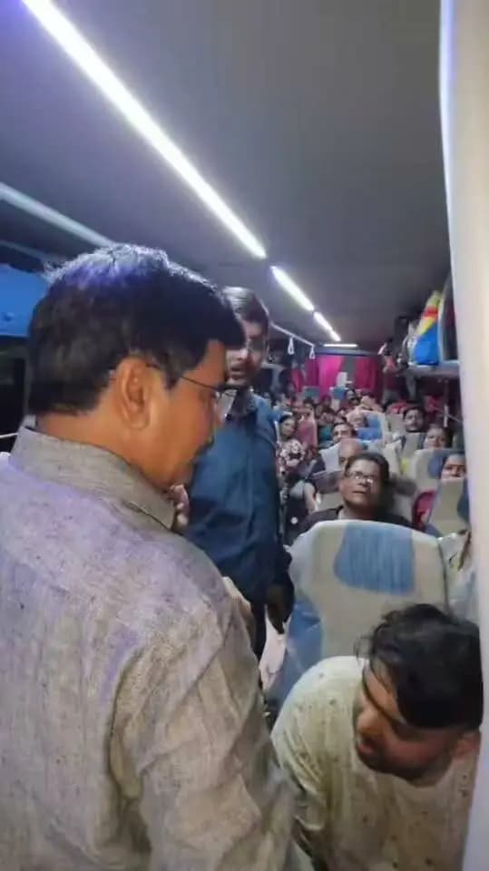 नागपुर, महाराष्ट्र से संबंधित सभी 106 यात्री जो विपरीत परिस्थितियों के बीच नेपाल बॉर्डर तक पहुंचे,
जिला प्रशासन की टीम ने यात्रियों की सुरक्षा एवं सुविधा का विशेष ध्यान रखते हुए उन्हें व्यवस्थित रूप से उनके गंतव्य की ओर प्रस्थान कराया। सुरक्षित वापसी की व्यवस्था और जिला प्रशासन के सहयोग से भावुक यात्रियों ने बिहार सरकार एवं जिला प्रशासन, सीतामढ़ी का तहे दिल से शुक्रिया अदा किया।
Information & Public Relations Department, Government of Bihar Disaster Management Department Govt. of Bihar
