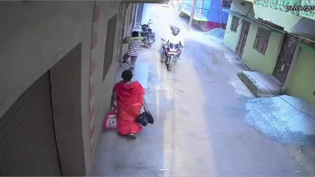 आरा: आरा में दिनदहाड़े महिला का चेन खींचकर फरार हुए अपराधी, सीसीटीवी में कैद हुई साड़ी करतूत