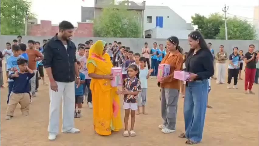 कोलायत: कोलायत में कपिल मुनि निशुल्क स्पोर्ट्स एकेडमी के 125 खिलाड़ियों को आनंद मंडल व परिवार ने दिए उपहार