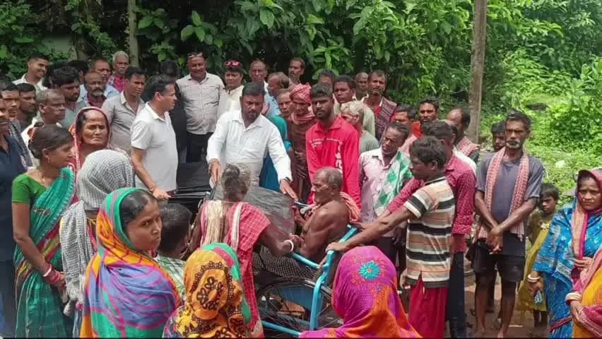 ବାଲେଶ୍ବର ସଦର: ଶ୍ରୀରାମପୁର ପଞ୍ଚାୟତରେ ବନ୍ୟାରେ ଭାଙ୍ଗି ଯାଇଥିବା କଚା ଘର ପରିବାରଙ୍କୁ ପଲିଥିନ ପ୍ରଦାନ କଲେ ଜିଲ୍ଲା କଂଗ୍ରେସ ଉପସଭାପତି
