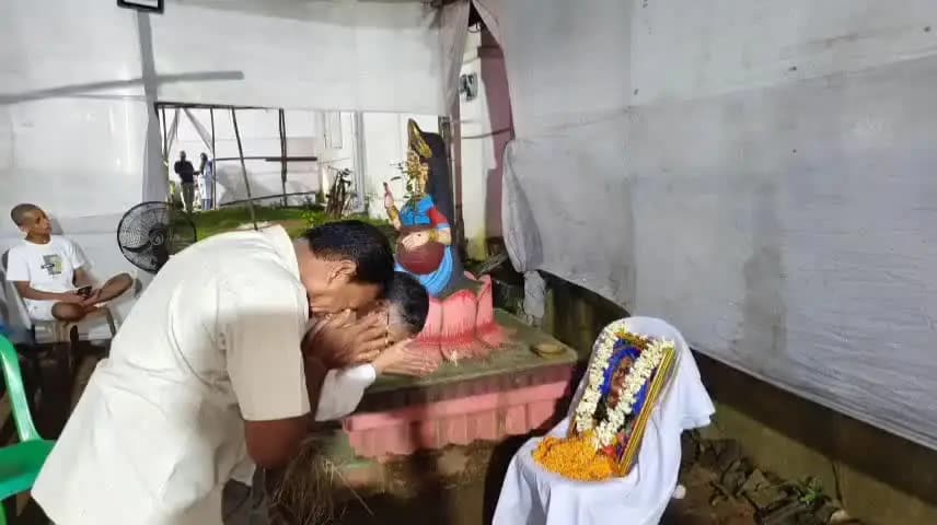 ନୀଳଗିରି: ନରସିଂପୁର ପଞ୍ଚାୟତର ପ୍ରଥମ ସମିତି ସଭ୍ୟଙ୍କ ଏକାଦଶାରେ ତାଙ୍କ ବାସଭବନରେ ପହଞ୍ଚି ଫଟୋଚିତ୍ରରେ ପୁଷ୍ପମାଲ୍ୟ ଅର୍ପଣ କଲେ ପୂର୍ବତନ ବିଧାୟକ