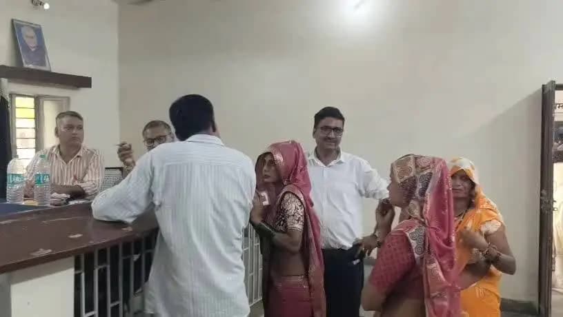 राजाखेड़ा: राजाखेड़ा निकाय चुनाव में शनिवार को 29 नामांकन दाखिल, कांग्रेस के 15, निर्दलीय 10 और भाजपा के केवल 4 पर्चे