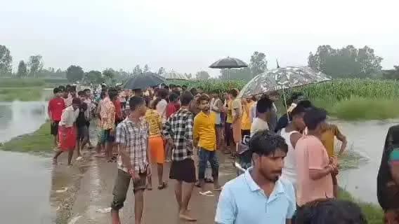 सीतापुर: पिराई नदी में दोस्तों के साथ नहाने गया युवक गहरे पानी में डूबा, युवक की तलाश जारी