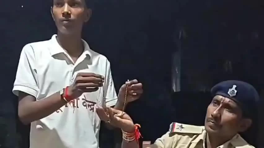 तारापुर: कांवरिया पथ की सफाई में मिला सोने का जितिया, मेला खत्म होने पर तारापुर थाना में किया गया जमा।