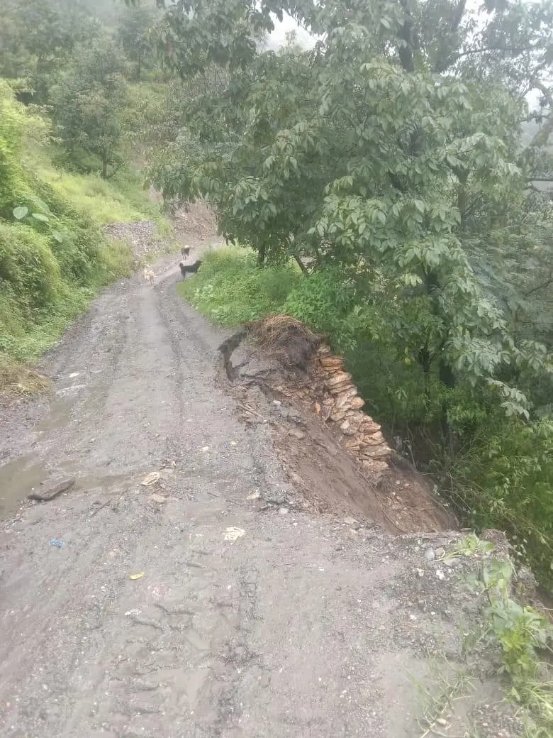 झापुली–बोना क्षेत्र में बारिश से खतरे में पांच परिवार, जल्द समाधान की मांग