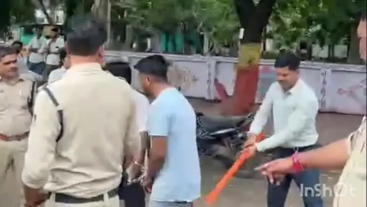 उज्जैन शहर: दमदमा क्षेत्र में युवक की चाकू मारकर हत्या के 4 गिरफ्तार आरोपियों का पुलिस ने निकाला जुलूस, जमकर पिटाई की