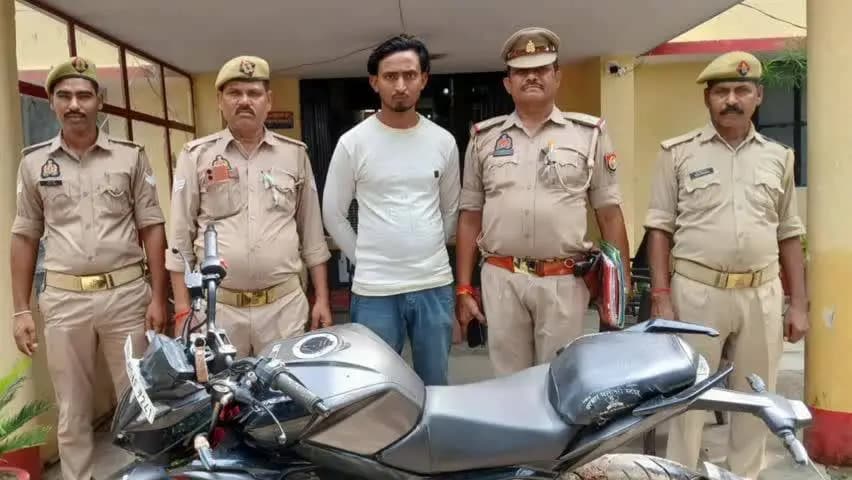 बबेरू: कमासिन थाना पुलिस ने मोटरसाइकिल छीनकर भागने वाले अभियुक्त को किया गिरफ्तार, अभियुक्त के कब्जे से मोटरसाइकिल बरामद