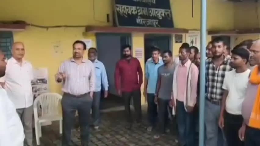 मिर्ज़ापुर: कोतवाली देहात क्षेत्र के एक कंपनी में काम कर रहे 50 श्रमिकों ने मजदूरी के भुगतान को लेकर श्रम कार्यालय पर किया प्रदर्शन