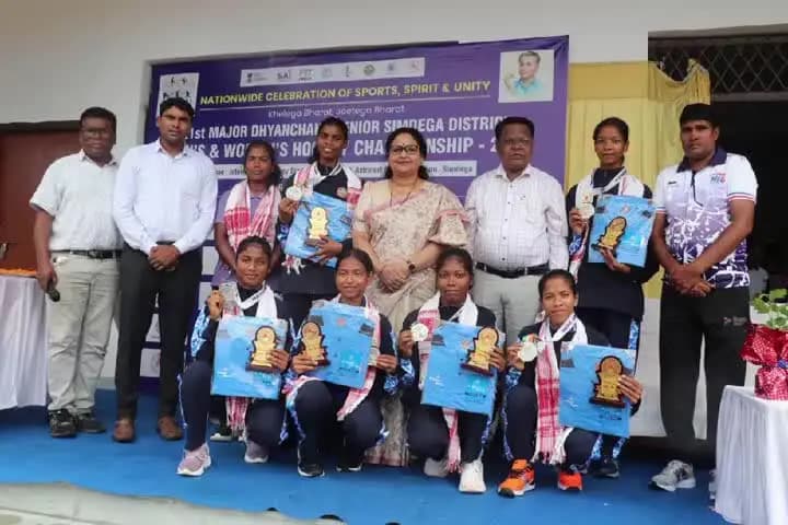 सिमडेगा: राष्ट्रीय खेल दिवस पर सिमडेगा में 21वीं मेजर ध्यानचंद जिला हॉकी टूर्नामेंट का शुभारंभ, डीसी हुईं शामिल