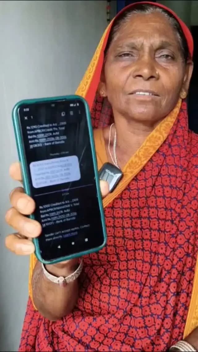 "विष्णु भैया का धन्यवाद" - श्रीमती रंभा बाई, सढ़ोली गरियाबंद
माननीय मुख्यमंत्री श्री विष्णुदेव साय जी द्वारा महतारी वंदन योजना के तहत 30वीं किस्त के पश्चात रक्षाबंधन पर 31वीं किस्त के रूप में ₹1000 की राशि सीधे खाते में भेजी गई।
लाभार्थी श्रीमती रंभा बाई जी ने कहा कि वृद्धावस्था में स्वास्थ्य के उतार-चढ़ाव के समय यह राशि उन्हें आर्थिक संबल प्रदान कर रही है। उन्होंने माननीय मुख्यमंत्री जी को धन्यवाद ज्ञापित किया।
#महतारी_वंदन_योजना #ChhattisgarhGovernment
#vishnudeosai #vishnukasushasan