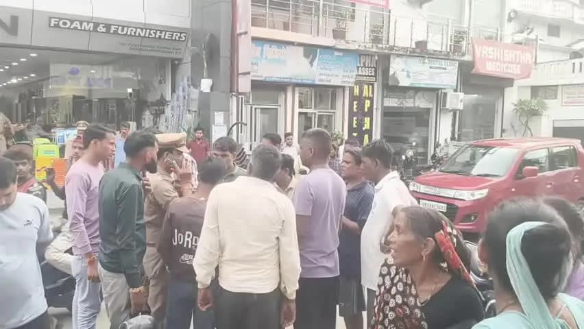 नजीबाबाद: नजीबाबाद में रक्षाबंधन से लौट रहा परिवार हादसे का शिकार, पत्नी की मौत, पति और दो बच्चे घायल