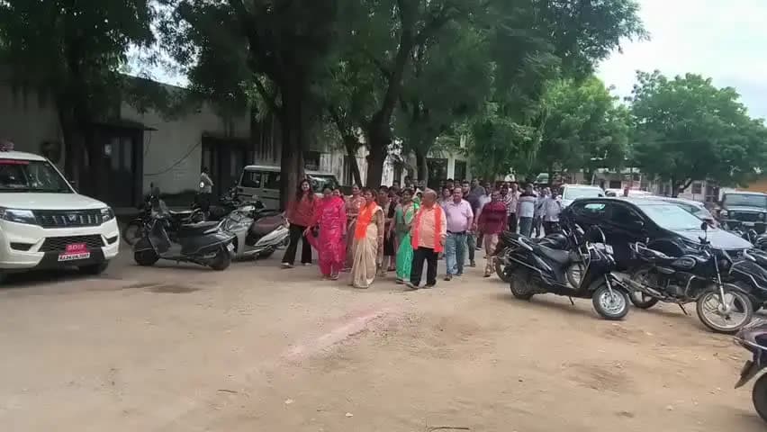 आबू रोड: आबूरोड नगर पालिका चुनाव को लेकर सियासी हलचल तेज, दूसरे दिन 82 दावेदारों ने भाजपा, कांग्रेस सहित नामांकन दाखिल किए