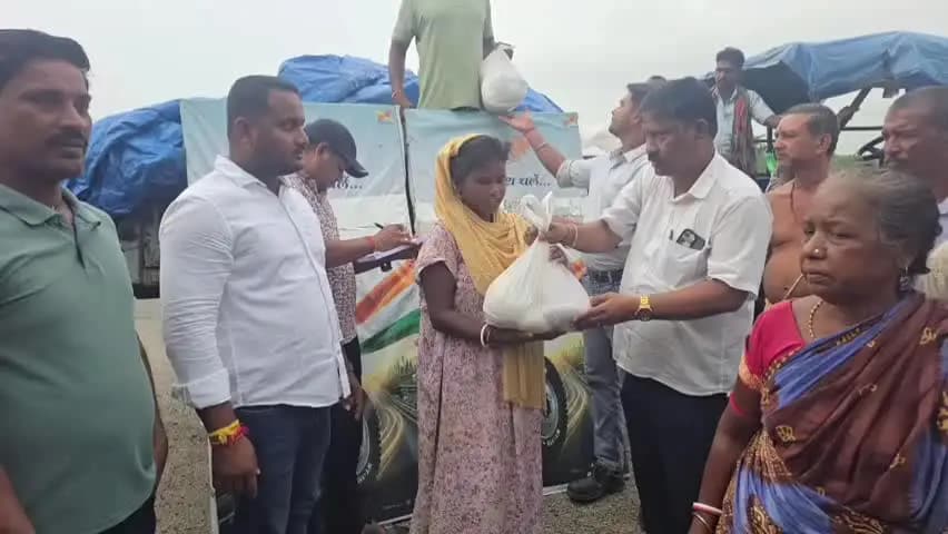 ବାଲେଶ୍ବର ସଦର: ପାଣି ଘେରରେ ରହିଥିବା ଦହପଡା ଲୋକଙ୍କୁ ଶୁଖିଲା ଖାଦ୍ୟ ବଣ୍ଟନ କଲେ ରେମୁଣା ବିଧାୟକ