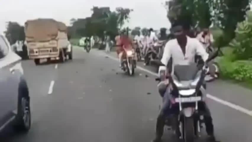 धौरहरा: भरेहटा के निकट पीलीभीत बस्ती हाईवे पर कंटेनर ने बाइक को मारी टक्कर, एक की मौत और दो घायल