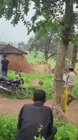 garam post banjari jila Sidhi MP ka hai yah video lalli bashor ka ghar giraya ja rha he