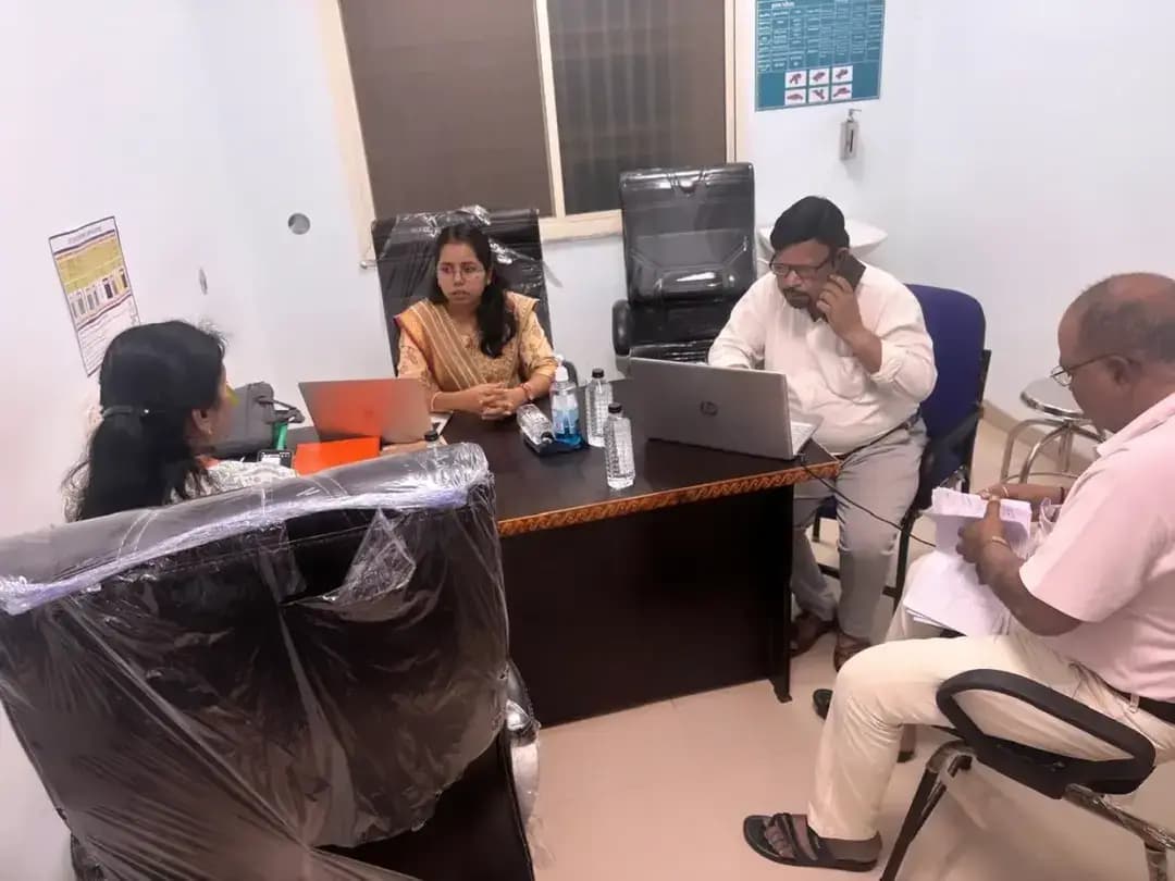 "मुख्यमंत्री जन विश्वास अभियान-2026"
मुख्य कार्यपालन अधिकारी जिला पंचायत श्रीमती अर्चना कुमारी शनिवार को देर शाम "मुख्यमंत्री जन विश्वास अभियान-2026" के तहत जिला चिकित्सालय अनूपपुर की लंबित सीएम हेल्पलाइन शिकायतों का रिव्यू करने जिला चिकित्सालय पहुंच गई। उन्होंने लंबित शिकायतो का रिव्यू कर शिकायत का निराकरण आवेदकों की समस्याओं का निराकरण कर शिकायत को संतुष्टि पूर्वक बंद कराने के निर्देश दिए। जिला चिकित्सालय में सीएम हेल्पलाइन के नोडल अधिकारी डॉ आर के वर्मा, सिविल सर्जन डॉ एस आर परस्ते सहित सर्व संबंधित उपस्थित रहे।
<nis:link nis:type=tag nis:id=anuppur nis:value=anuppur nis:enabled=true nis:link/>
@jansamparkmp
@archanakumari_ias