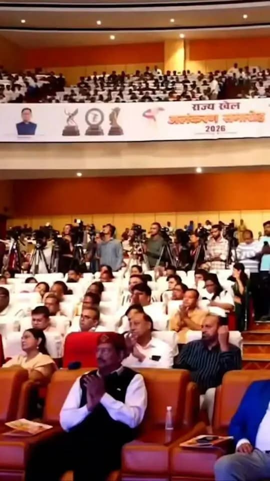 ओलंपिक में हमारे प्रदेश का कोई भी खिलाड़ी हिस्सा लेता है, तो उसे प्रोत्साहन स्वरूप ₹21 लाख की राशि प्रदान की जाएगी। वहीं, ओलंपिक में स्वर्ण, रजत और कांस्य पदक जीतने वाले खिलाड़ियों को क्रमशः ₹3 करोड़, ₹2 करोड़ और ₹1 करोड़ की पुरस्कार राशि प्रदान की जाएगी।
- श्री विष्णु देव साय
मुख्यमंत्री, छत्तीसगढ़
राज्य खेल अलंकरण समारोह - 2026
📍पं. दीनदयाल उपाध्याय ऑडिटोरियम, रायपुर
@vishnudsai
@SportsywCg
#Olympics #Sports #VishnuDeoSai #Sushasansarkar #ViksitChhattisgarh #KhelAlankaran