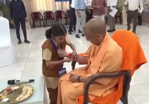 *रक्षाबंधन पर लखनऊ में सीएम योगी ने बच्चियों से
